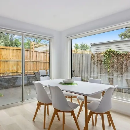 Contemporary With Courtyard By Sandy Bay Delights Exterior photo