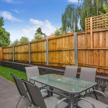 Contemporary With Courtyard By Sandy Bay Delights Exterior photo